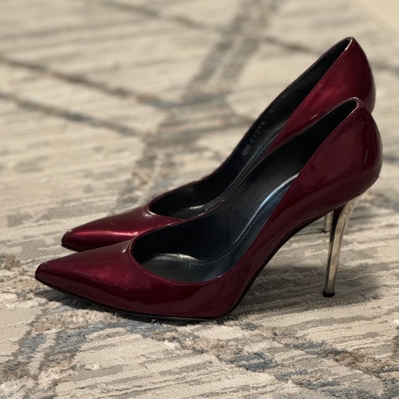 STUART WEITZMAN 
Leather Patent Heels - Picture 2 of 10